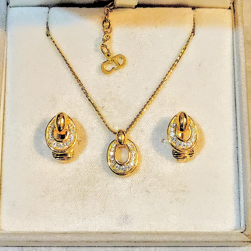 CHRISTIAN DIOR 18K GOLD PLATED DIOR NECKLACE & CLIP ON EARRINGS SET IN BOX - Picture 4 of 14